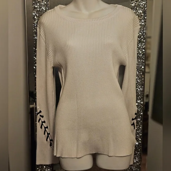 white knitted sweater - Picture 3 of 9